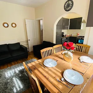 Homestay Entire 4 Bedroom House - Ev Point & Free Parking, Liverpool